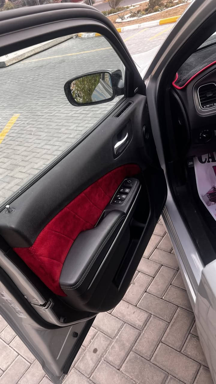 جارجر موديل ٢٠٢٣ فول مواصفات عدى الفتحه
واردها دعاميه الاماميه فقط 
محرك 3.6  مكفول 
كير مكفول 
تبريد قطعتين امامي خلفي 
داخل لونين أحمر وأسود مخمل 
تحكمات ستيرن جهتين 
كراسي كهرباء 
تخم تايرات جديد 
سبير منازل 
لايتات زنون 
السعر 265 للاستفسار الاتصال ***********
