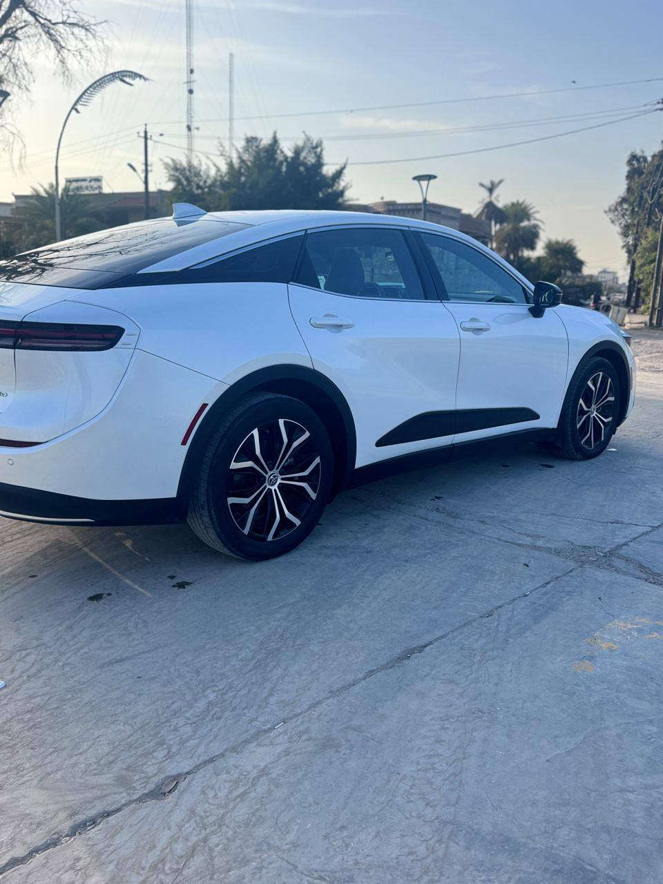 السلام عليكم ورحمة الله وبركاته سيارة كراون للبيع موديل 2023 limted السيارة فول 1على 1  مواصفات السيارة
1- بنوراما 
2-  كشنات كهرباء خزن ميموري 
3 - تدفئة وتبريد كشنات امامي 
4- تدفئة كشنات خلفية 
5- قيادة ذاتية كروز وبيها بعد هواية مواصفات من ناحية القيادة 
6_ شاشة + سماعات. JPL  
7 - مري شفط + هيترات مري 

حادث السيارة جاملغ امامي + تبديل بنيد 

السيارة مكفولة من ناحية الشواصي والبدنة 

موجودة صور الحادث موجود سونار 

ممشى السيارة 84,000 كم 

السيارة مابيها اي نفص جاهزة من كلشي 

عنوان / الغزالية / ش مدير الامن 

رقم الهاتف : ***********  واتساب اتصال

السعر : 290 💵 وبيها مجال بصيط للشراي
