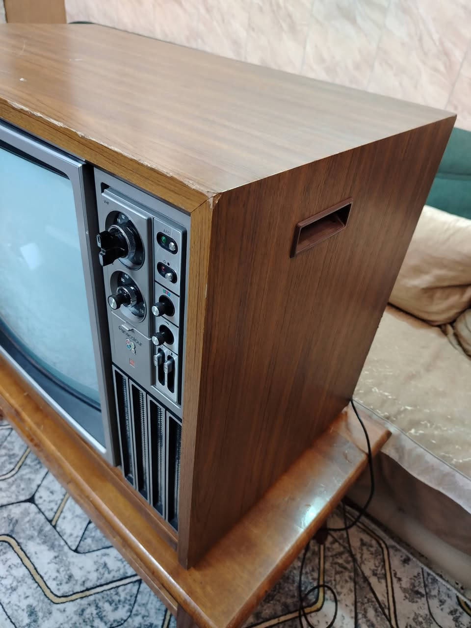 السلام عليكم
تلفزيون
نشونال 26
نضافة عالية
شغال كهرباء 
ابيع على وضعه
السعر 80 الف
عنوان بغداد
الحبيبية
***********
