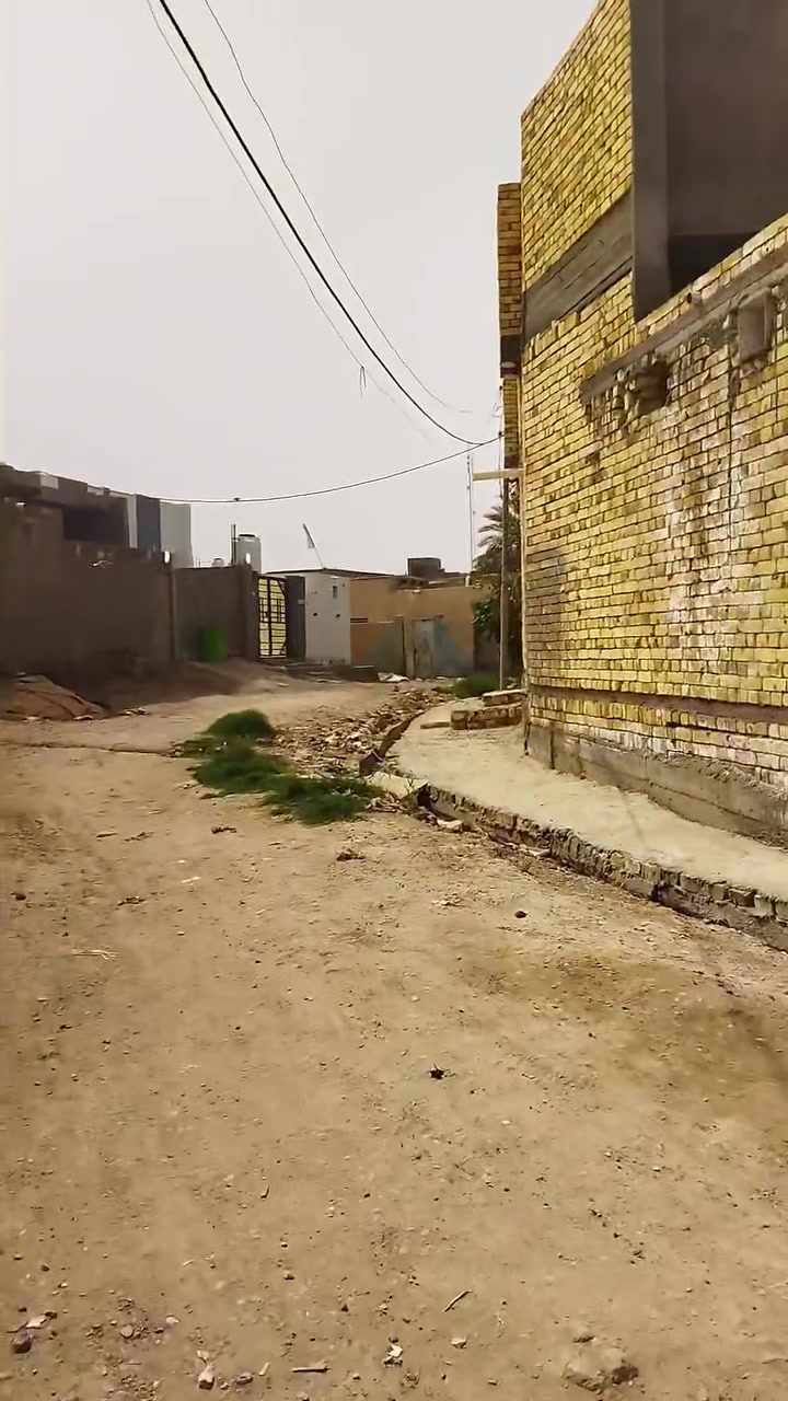 السلام عليكم بيت طابو صرف للبيع مساحة ١٠٠ مربع في حي الامير  بناء قديم قرب جامع شيخ محسن السعر ٣٩ وبيه مجال او مراوس بقطعه بالتوزيع الجديد وينطي فرق  ***********
