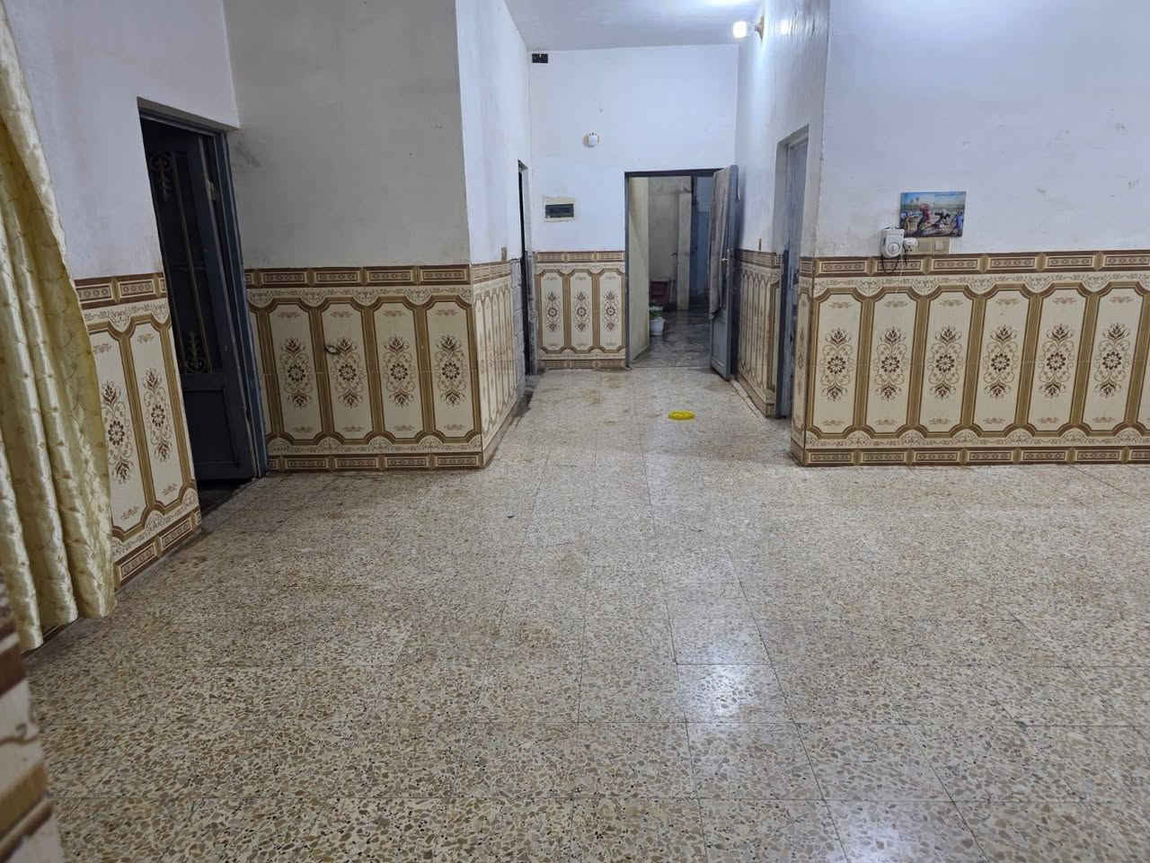 بيت البيع مساحة 200 متر بي ستقبال 2 غرف +صالة
سند 25 البيت ساسة حجر نص مرت طابوق +بلوك
البيت السكف عكادة +صاب +فرشي
البيت جاهز م̷ـــِْن كلشي مابي اي نقص 
عنون كوفة قرب معمل السمنت شارع السبيس 
***********
