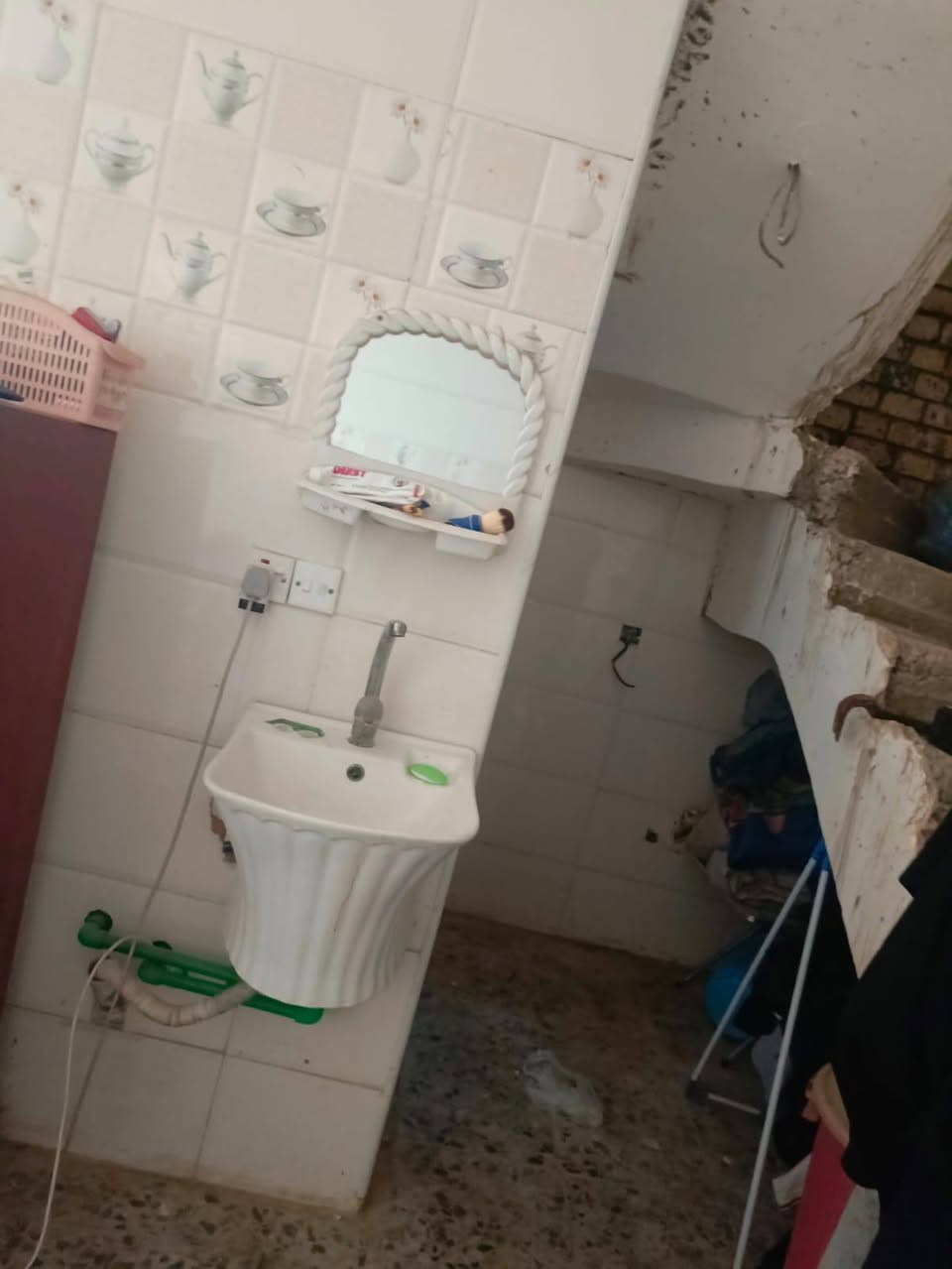 السلام عليكم ورحمة الله وبركاته 
بيت للبيع 50متر يحتوي على 
طرمه زغيرة وحمام وتواليت خارجي 
وصاله ومطبخ وحمام وتواليت داخلي وترك 
طابق واحد فقط مسكف بدون بيتونه باسم صاحب البيت تنازل شركة القلعه البيضاء سعر 50مليؤن وقابل للتفاؤض للشراي العنوان مجمع  النسؤر الثاني داخل شارع سؤبر ماركت سنبله سابع فرع عليسرى أي استفسار غير مذكور علخاص ؟


**إذا كنت صاحب هذا الإعلان وتريد حذفه لأي سبب، رجاءا أرسل رسالة إلى الدعم الفني**
