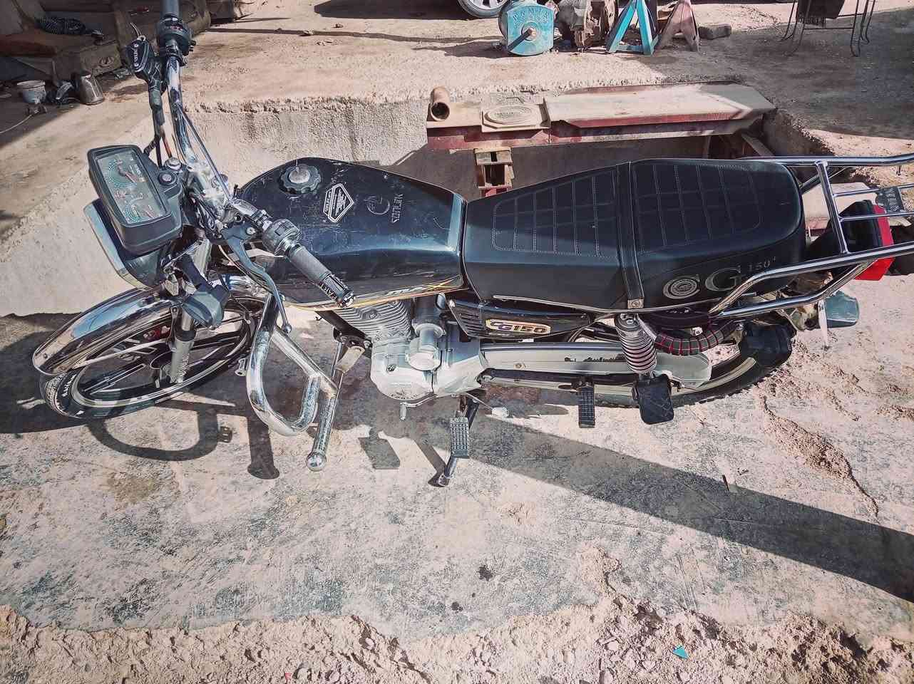 سلام عليكم موطور ٢٣للبيع او مراوس موطور ربع متحط علي كامل من كلشي كهربائيات كامله محرك مامفتوح الاستفسار ***********
