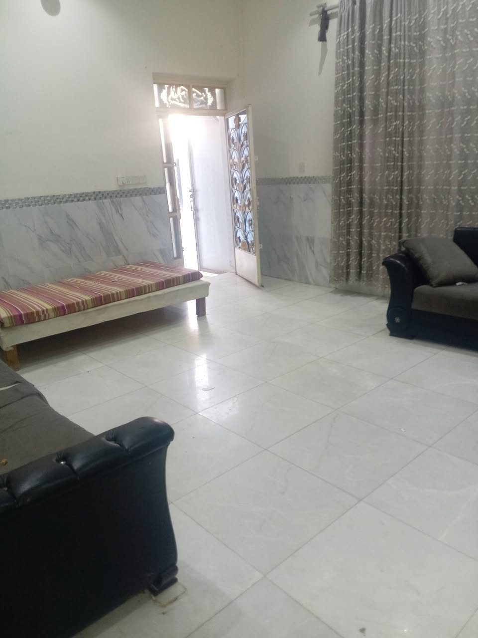 🏛️  دار سكني للإيجار  مؤثث
  🏛️
____
🔰 الموقع   خي الجامعه   ➡️
----------------------------------------
🔳 طابو  
-----------------------------
💎 تفاصيل البيت 💎  طابقين
____

🔹   ٣ غرف نوم  ▶️
🔹. ٢ صاله ▶️
🔹استقبال ▶️
🔹مطبخ  ▶️
🔹مجاميع صحيه داخليه وخارجيه بالطابق الثاني ▶️
🔹سطح ▶️
🔹كراج ▶️

--------------------------------

للأستفسار أكثر مراسلة الصفحه اول الاتصال على الأرقام
___________     ____________
📲*********** واتساب اتصال  
📲*********** واتساب اتصال 
___________     ____________

او زيارة موقعنا (( ام الخيل الأولى سوق العصري مجاور بيت حواء متواجدين من الساعه 🕒 3️⃣ عصرآ إلى الساعه 🕘9️⃣ مساءً))
