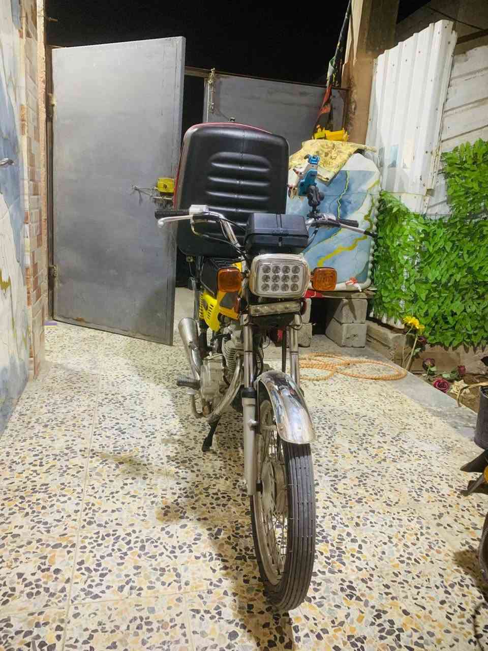 السلام عليكم دراجه نامه شلامجه اصل اصفر دراجه نضيفه مال شغل ما متعوبه ومعتني بيه ومداريه على ايدي
دراجه رقم اربيل رقم وسنويه واوراق وكاله يعني ما يحتاج تتعب  اوديك على راعيه ابو معرض الاخوين بل عشار يسويلك وكاله وتمشي بيه مثل ما انا ماشي بيه طبيعي راجه رايده 1900 وبيه مجال وخادم الكم ***********
