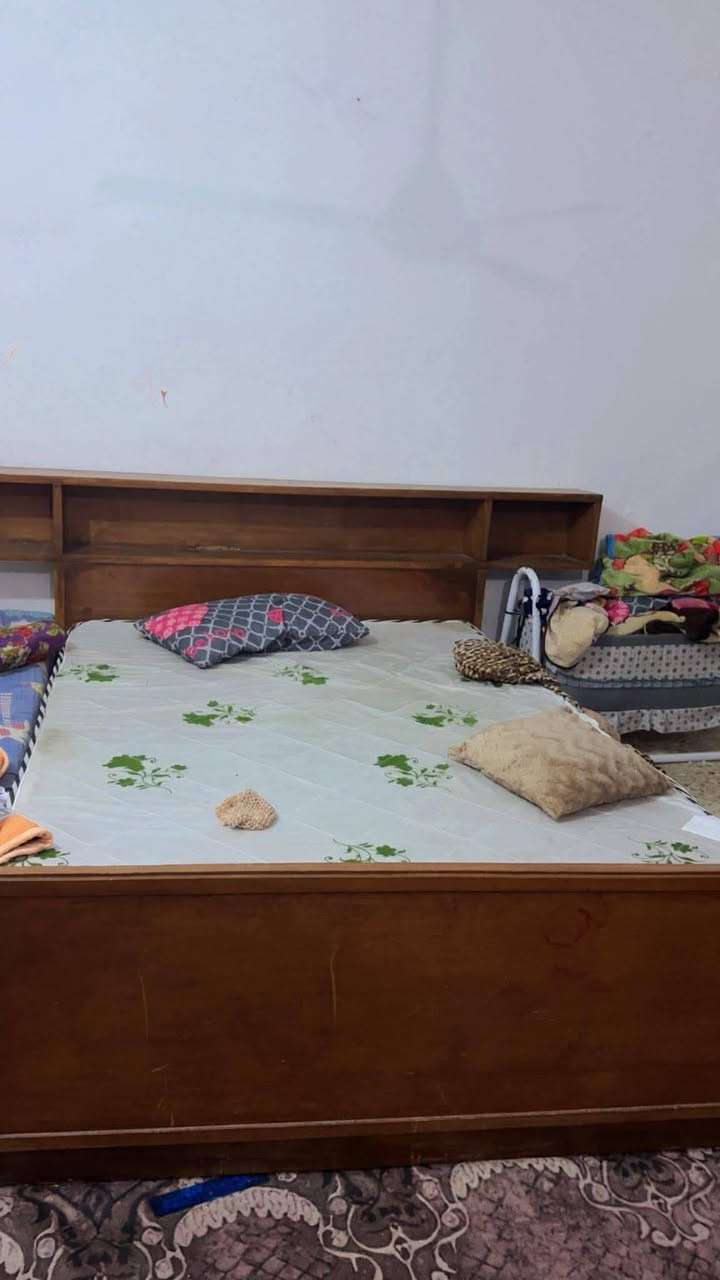 كنتور 6 باب ابو المريا 200 
التخت صاج عراقي 100 
جزامة 40 
ميز بلازما 45 
تخم 85 
سرير طفل 40 
عنواني زعفرانية يمي توصيل بكروة


**إذا كنت صاحب هذا الإعلان وتريد حذفه لأي سبب، رجاءا أرسل رسالة إلى الدعم الفني**