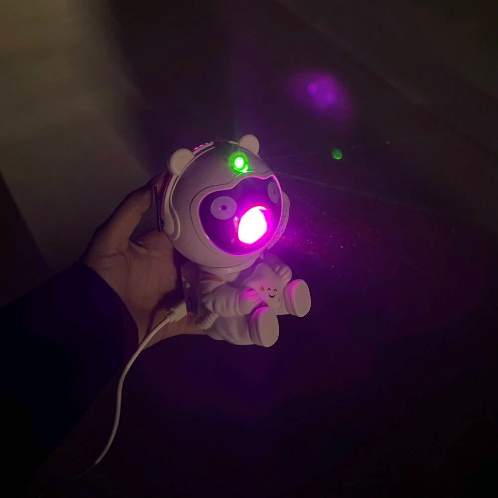 هذا بروجكتر إضاءة على شكل دمية لطيفة، يوفر تأثيرات ضوئية مذهلة تضيء الغرفة بألوان متعددة وبتصاميم مختلفة مثل النجوم والسحب. مثالي لتحويل أي غرفة إلى فضاء مبهر أو لإضفاء جو مريح وممتع لجلسات الاسترخاء أو المناسبات الخاصة. تصميمه جذاب وسهل الاستخدام ويمكن وصله بالكهرباء.