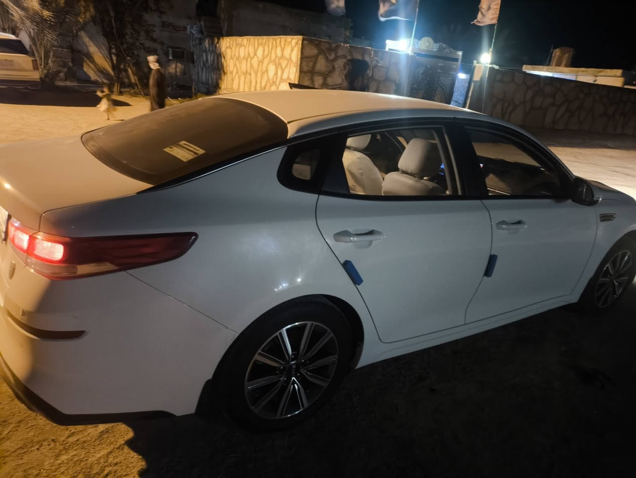 السلام عليكم للبيع كيا اوبتما موديل 2020 وارد خليجي السياره مكفوله كفاله عامه من الحادث والبارد والرصعه والشخط سياره جاهزه مال جناي تخم تاير جديد حداديه جديده  رقم بغداد تحويل مباشر المواصفات المعروفه لهذا الموديل السعر 210 قابل لتفاوض بشي بسيط رقم الهاتف ***********
