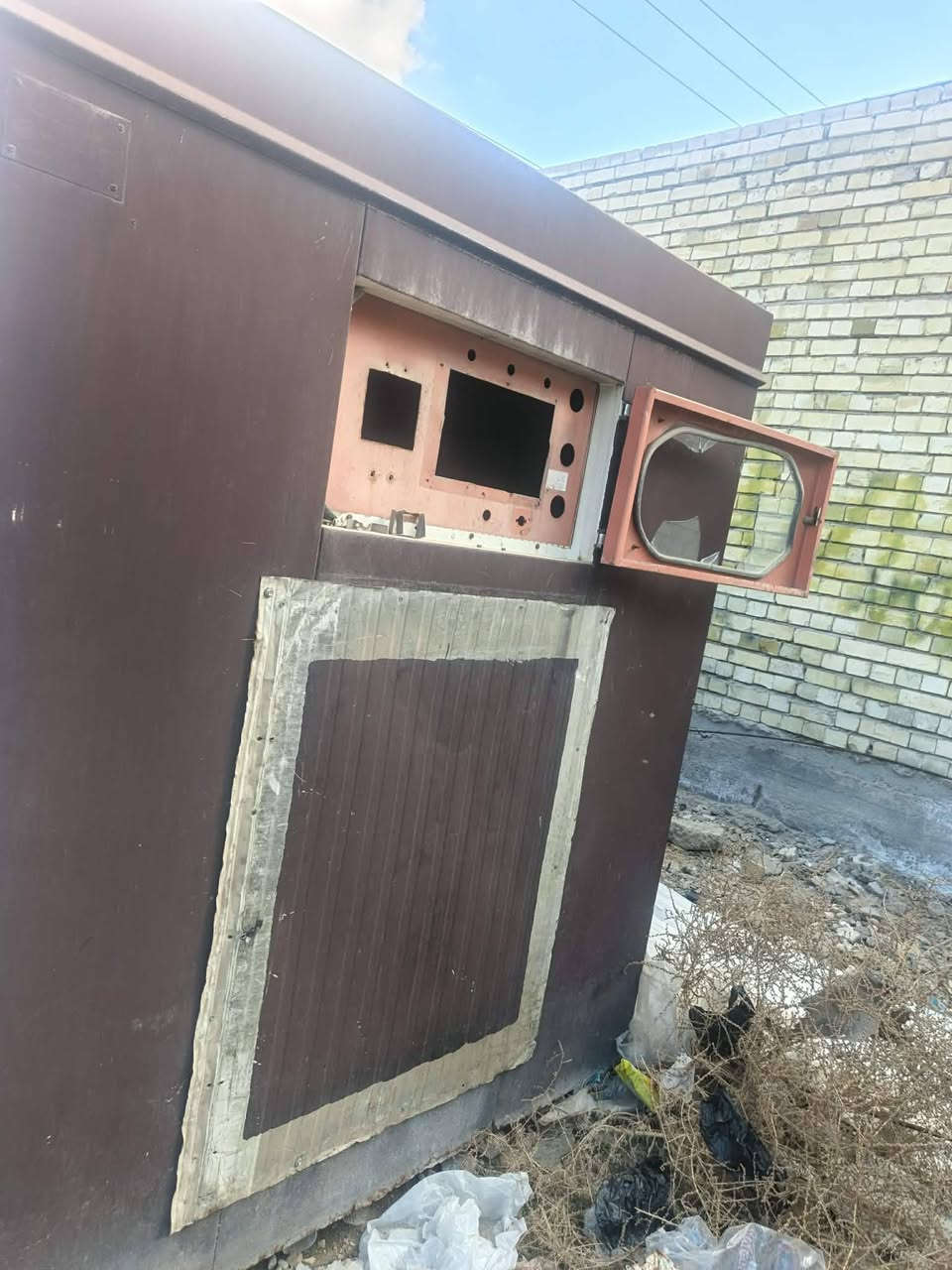 السلام عليكم كاتم للبيع جاهز كامل 

طول 4 امتار ونص 
عرض 180 
ارتفاع 2مترين 
السعر 13 وبيه مجال 
مكانه شعله 
الاتصال 
***********
ما متواجد فيس
