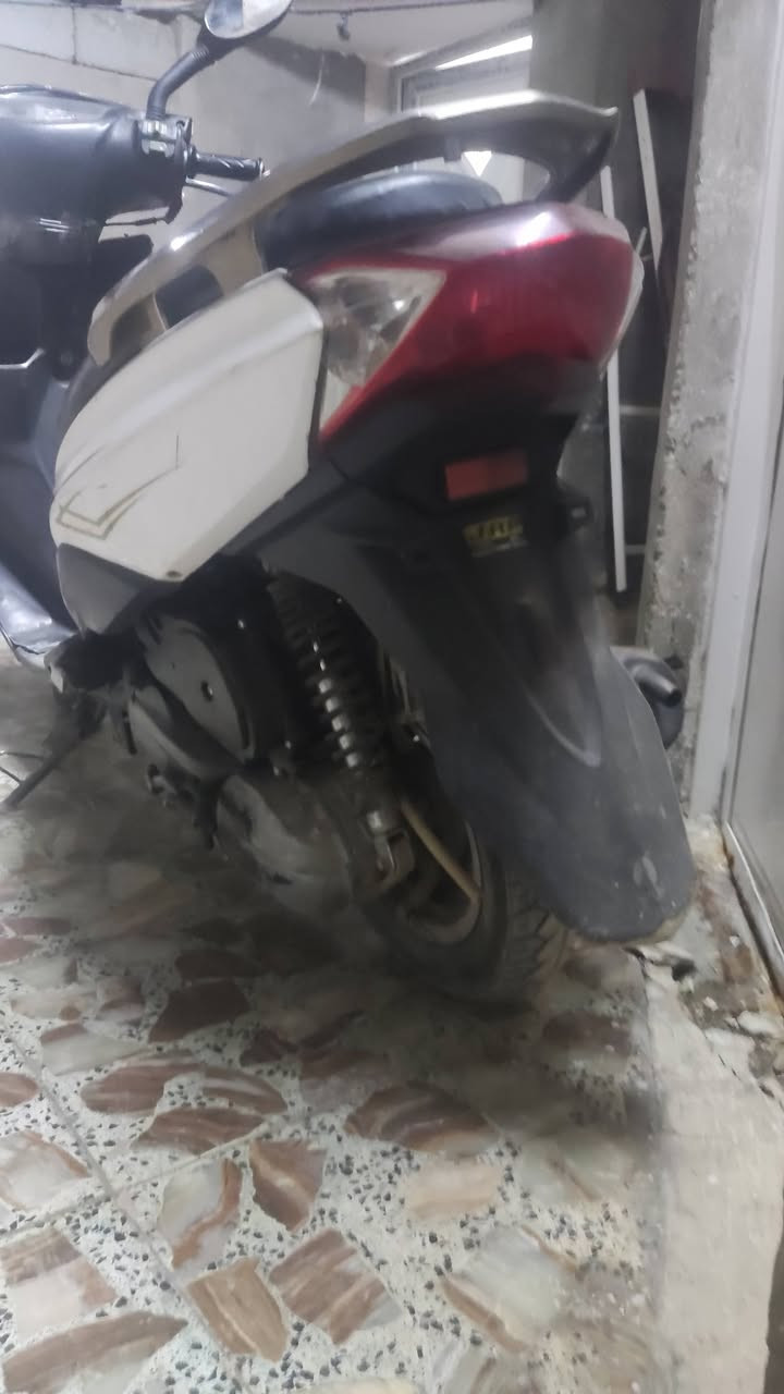 السلام وعليكم دراجه ماعرف شنو اسمها ماكس صيني يمكن
للبيع 250 وبيها مجال 
ذا مو شراي لطب 
بغداد 
***********
