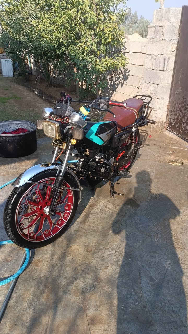 السلام عليكم دراجة سيفان للبيع موديل 25مبدل تانكي مالتة الاصلي موجود الويل هم مبدل الدراجة مهمولة مكينة سودة  الدرجة نضيفة بس مهمولة 750بي مجال اوراق كاملة مكاني بهرز. ***********متواجد خاص
