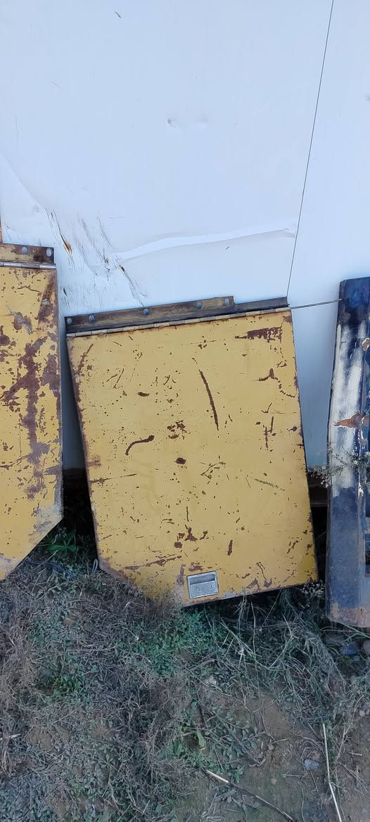 السلام عليكم للبيع صفاحيت شفل كاوسكي  95  2ابلديت او ثنين عمل  رقم الهاتف ***********
