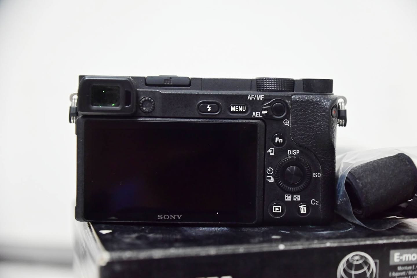 لكل عشاق التصوير وصناع المحتوى، كاميرا Sony a6400 غنية عن التعريف بأدائها الاحترافي وفوكسها الخرافي، متوفرة الآن بكامل ملحقاتها الأصلية وبحالة ممتازة جداً.

​📦 الملحقات المتوفرة مع الكاميرا:

​العدسة: عدسة الكيت الأصلية (Kit Lens).

​الملحقات الأساسية: الكارتونة الأصلية + حزام الكاميرا (جديد وغير مستخدم).

​الإضافات: بطارية ثانية احتياطية مجاناً (تفيدك بجلسات التصوير الطويلة).

​✨ حالة الجهاز:

​نظافة 100% (مثل ما موضح بالصور).

​الكاميرا بحالة ممتازة جداً ومامفتوحة أو مصلحة نهائياً.

​📞 للإستفسار ***********
