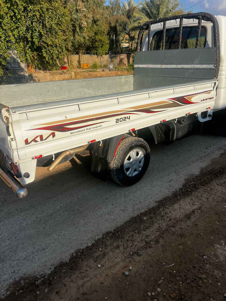 كيا (2020) مفولة اي نقص مابيها 
سنويا بسمي   (حرة )
مكفولة من التبديل 
بيها طخة بلباب فقط 
لا خياس ولا اي شي بيها 
تخم تاير جديد 
محرك خير من الله سبانة ماممدود عليها 
بدون غرامات بدون ضربة مصفرة من كلشي 
تحط كير وتطلع 
سعر (١٣٠ ) 
***********
غير متواجد ع الخاص .
مكان ديالى
