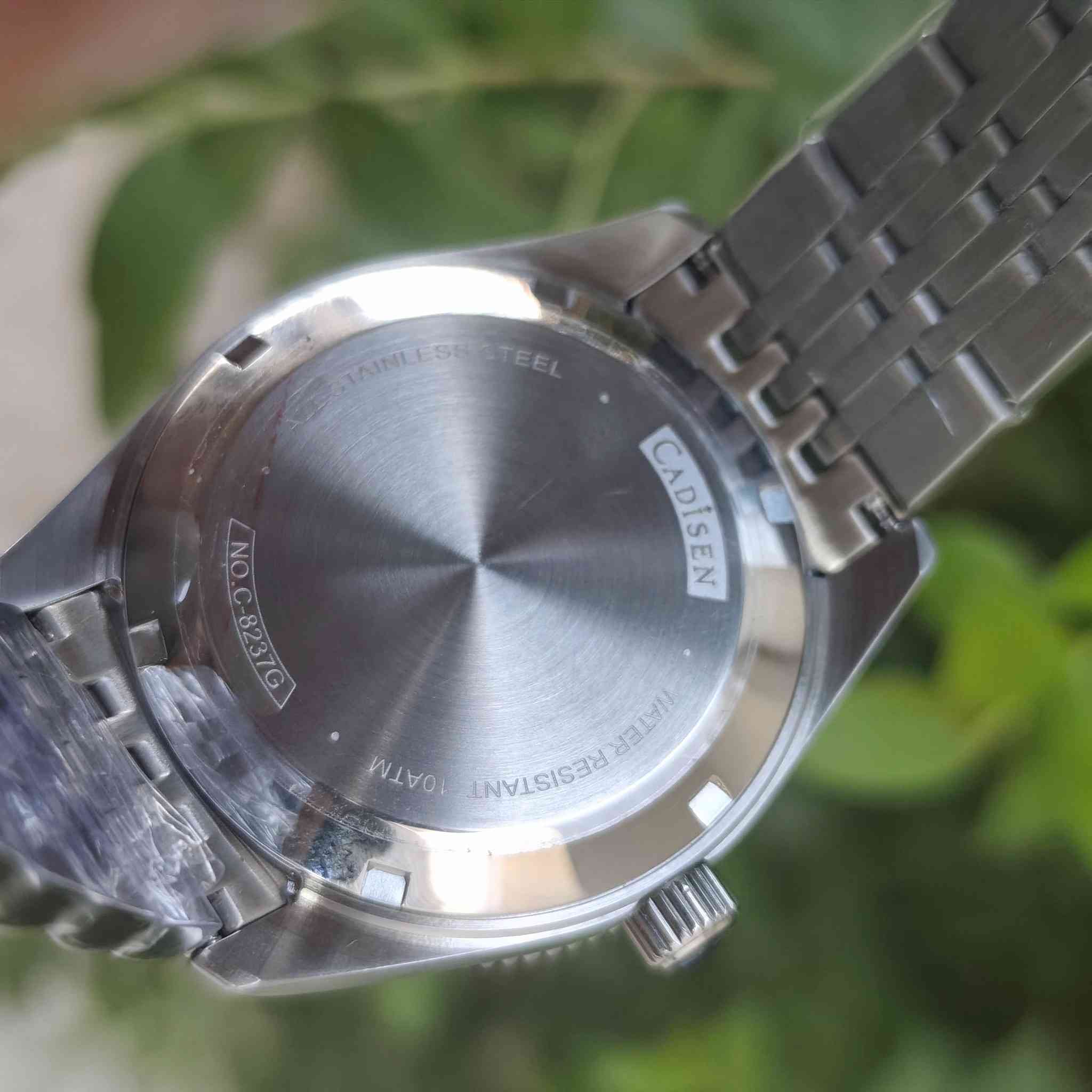 ساعة اصلية ماركة CADISEN جميلة جداً 🖤⌚
جديدة لوك مع كامل ملحقاتها 
(الصور خاصة بالساعة نفسها)
-ماكنة يابانية🇯🇵من سيكو  Japan Seiko NH35A
-قطر الساعة 40MM
-زجاج سفاير مقاوم للخدوش sapphire
-إطار الساعة (Bezel): مصنوع من السيراميك المتين 
-مقاومة الماء: تصل إلى 100 متر (10 بار)،
- الهيكل والسوار مصنوعان من الفولاذ المقاوم للصدأ بدرجة 316L
-عقارب ومؤشرات مضيئة (Luminous) لسهولة القراءة في الظلام
-نافذة لعرض التاريخ
-رنك دوار
-قفل بحري
متوفر توصيل لكل العراق 🇮🇶
#ساعات #ساعة #ساعات_رجاليه #ساعة_رجالية #بغداد


**إذا كنت صاحب هذا الإعلان وتريد حذفه لأي سبب، رجاءا أرسل رسالة إلى الدعم الفني**