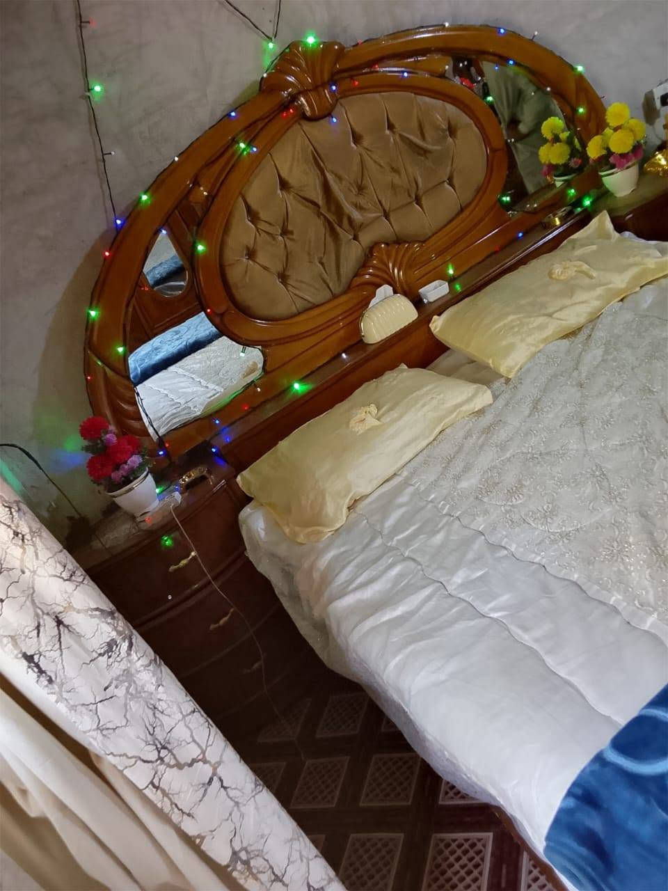 يا الله..... ع بركة الله... غرفه للبيع اخشاب كلش حلوه ونضيفه وتكمه حطاطه تجي وشوف بعينك حطيتها ب مليون و٣٠٠ وبل واقع احله عنوان الازركيه غرب جامع سعد ابن معاذ مستعجل ع بيعتها سعر 750 وبيها مجال  متواجد وتساب.... ***********
