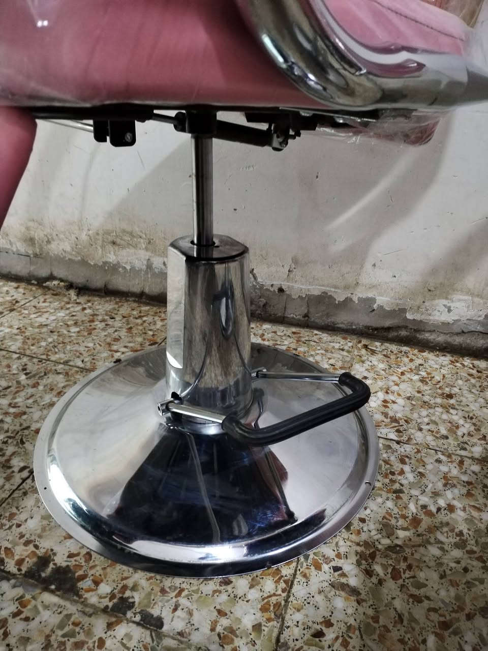 كراسي حلاقه ثنين نظافة ٩٠٪ جك ظهر شغال جك صينية شغال مثل ما موظح في الصور سعر الواحد 100قفل مكان بغداد حي الرحمة للاستفسار الاتصال على الرقم ***********
