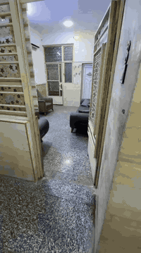 تمام، هذا إعلان مختصر مناسب للفيسبوك والواتساب:

للإيجار شقة في زيونة
خلف مول زيونة – محلة 716 (عمارة الملاك)
غرفة كبيرة 9×4.5، صالة، مطبخ، منور
خدمات كاملة، سبالت، كاونترات
سخان خاص، كهرباء خاصة
📞 ***********
