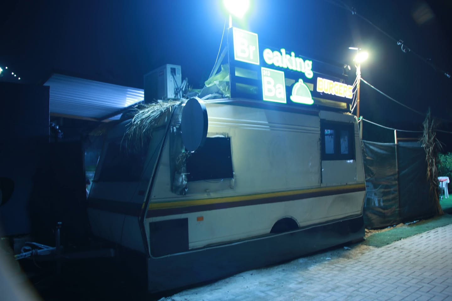 كرفان للبيع متنقل مطبخ مطعم، فقط الكرفان بدون غراض بي تايرات ثنين، وشاصيي منفيس
‏
‏
‏كامل هوه وتاسيسه، وشباك المنيوم ، وسقف قرميد حديد
‏ومغلف الكرفان وتاسيس نقاط بي 6 نقاط كهرباء
‏وشباك وباب حديد مغلفه
‏السعر 18 ورقه وبي مجال
‏مكان البياع المواصلات
‏شارع الضغط 

***********
