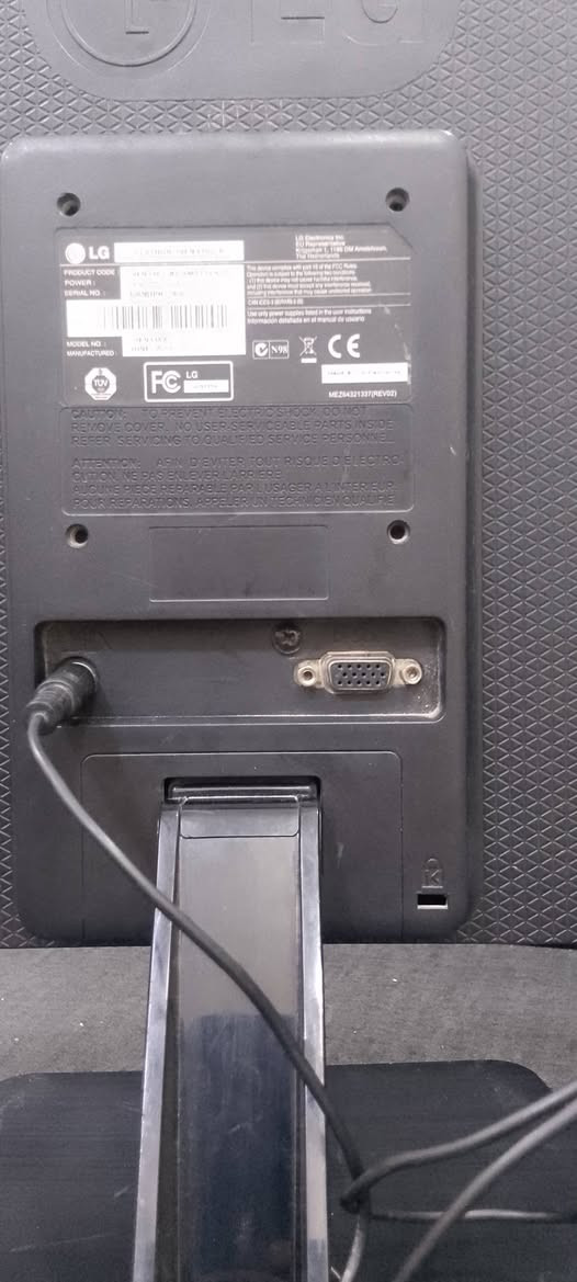 السلام عليكم شاشة حاسبة للبيع السعر ٥٠    ***********
