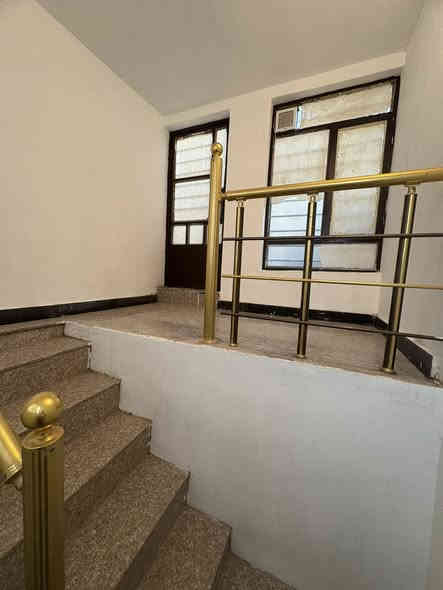 ‏ بيت للبيع في حي البنوك شارع الكنيسة مساحة 40 متر 
الواجهة 4 متر والنزل 10                     
قريب على شارع العام أول بيت داخل الفرع قرب تمتوعة
‏ الطابق الأرضي 
 استقبال ومطبخ وخدمات ومنور 
الطابق الأول
 غرفة كبيرة وغرفة صغيرة للأطفال 
الطابق الثاني 
بيتونه سطح 

 للاستفسار اتصل على الرقم الهاتف ***********
