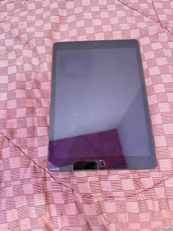 ايباد ٨ ذاكره ١٢٨ مامفتوح ونظيف مع كيبل شحن بدون ملحقات اخرى قفل للبيع ٢٠٠ الف للاتصال ع الرقم *********** المكان القرنه
