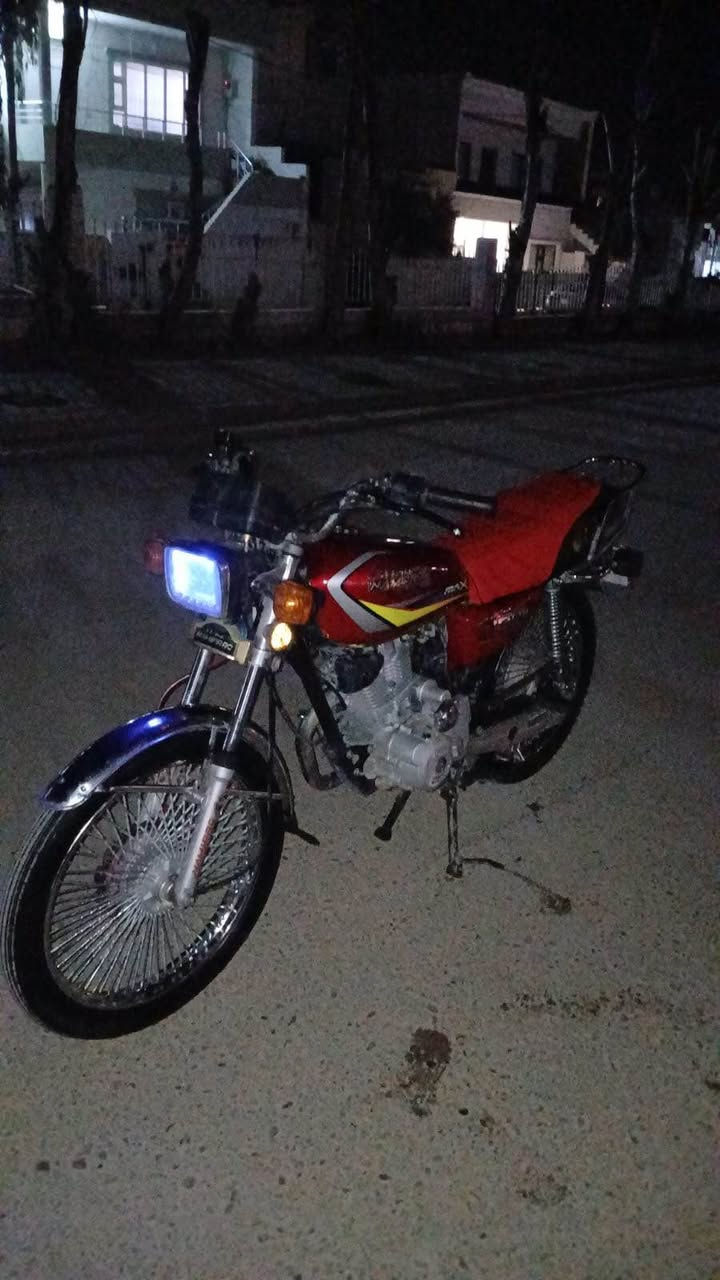 سڵاوی خواتان لێبێ
بە سفرێکیکە هاتینەوە
ماشەڵا تاقانەیە لە قوەت
ماڵەکە دیارە. بێمەسرەفە
وێنەکان بەشەو گیراوە جوان دەرنەچوە
لە رووبەروو جوانتر مەبوو گلەی کە
نامی پرۆۆی ٢٠٢٤ 150cc
سلفوو کارەبای هەمووی بەشەرت 
مەکینەی کەپسە
ماشەڵا پاک ماوەتەوە
ماتۆرەکە لە سلێمانیە
سعری/٤٩٠تۆزێ مەعامەلە
رەقەم/*********** السليمانية, العراق
