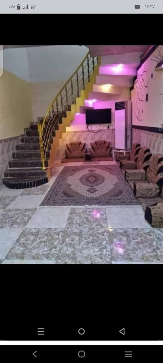 سلام عليكم بيت للبيع طابو زراعي بسم عراقي بناء طابوق يتكون ثلاث غرف +صاله و استقبال وصحيات خارجيه وداخليه ومطبخ وحديقه وتكون 4محلات البيت عل شارع العام الاستفسار راعي الدار ***********
