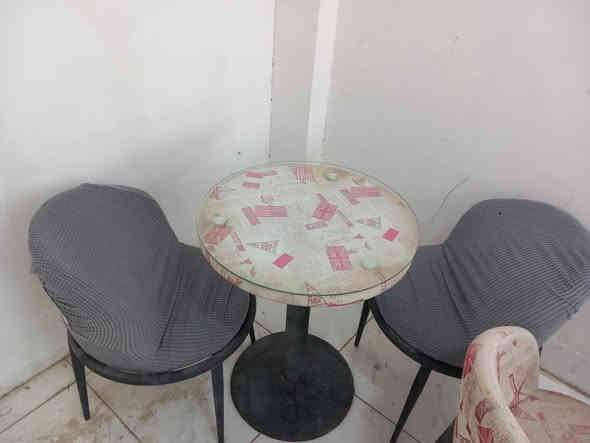 ميوزه طعام للبيع ٢ كراسي مع ميز اي استفسار اتصل ***********
