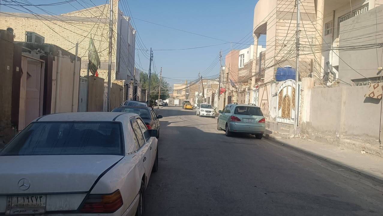 السلام عليكم 
بيت للبيع المساحة 200 متر حي الوفاء منطقة ال37 شارع 12 متر 
يحتوي على ثلاث غرف واستقبال وصالة تخاريج داخلية وخارجية 
مع وجود غرفة في الطابق الثاني 
للاستفسار الاتصال على الرقم ***********
