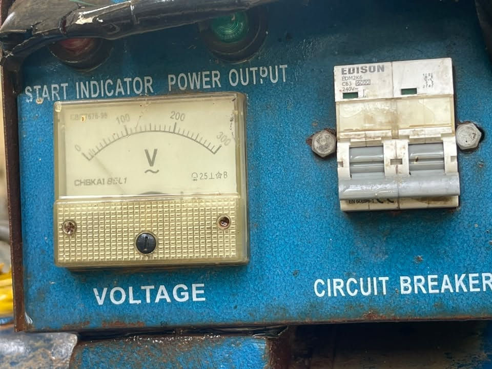 المحرك : ⚙️ وضع بلادي 🪛 ما مفتوح بي  🔧لو برغي 🔩
الصلف 🔑والداينامو 🔋ضمان وضع الشركة وشغالات 
راس توليد : ⚡️نحاس 🧵خالص بالضمان وضع بلادي 
الموقع 📍: الأنبار 
هاتف ☎️: ***********
