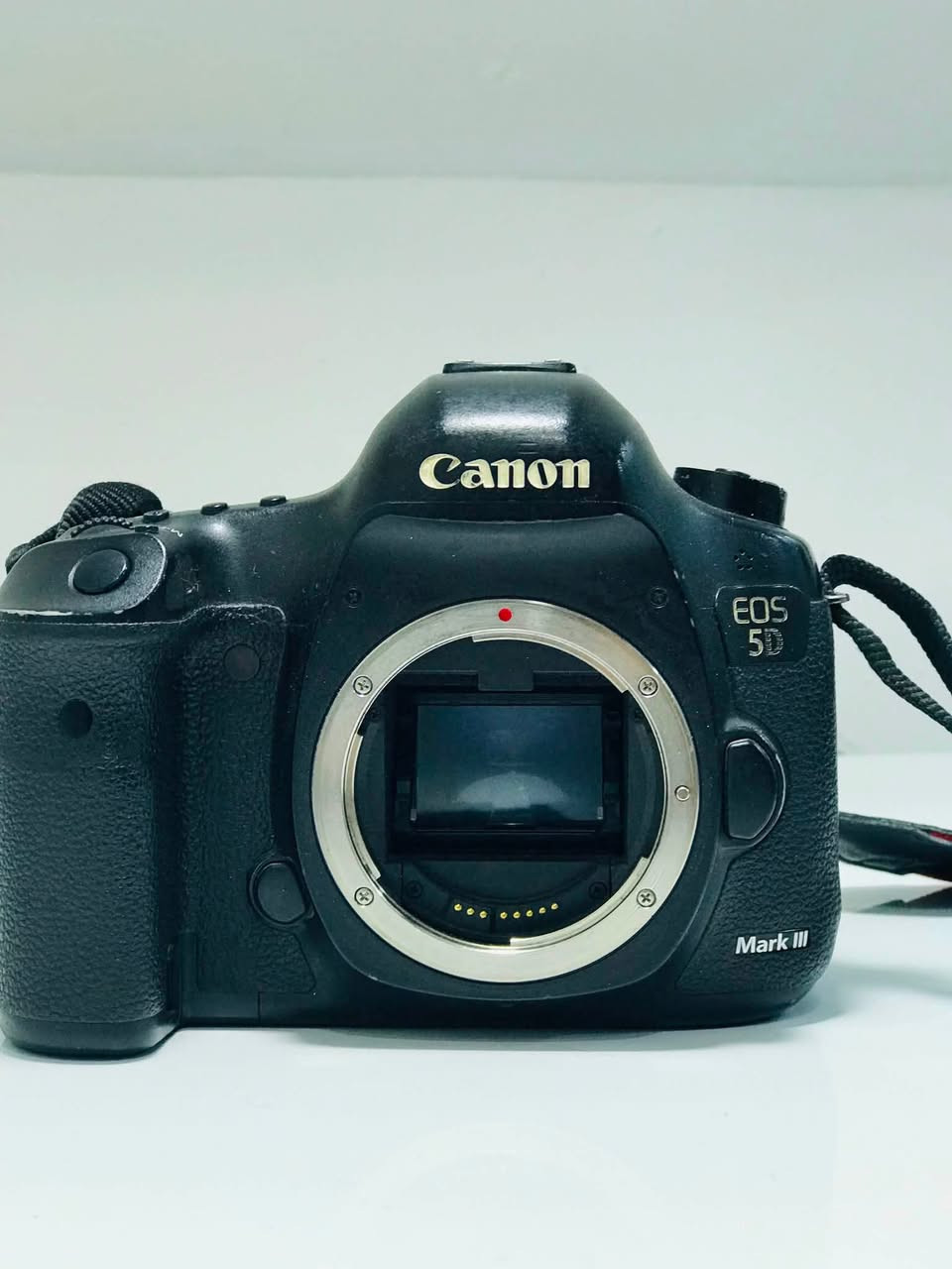 للبيع
كامره كانون 5d mark3

ملحقاتها

 عدسه سيكما 70-300

شاحنه

بطاريه

رام 64GB

السعر 700 وبيهه مجال للشراي يدلل عليه 

المو شراي لا يتعبني ولا يعلق

للاستفسار اكثر على الخاص او اتصل على الرقم ***********
