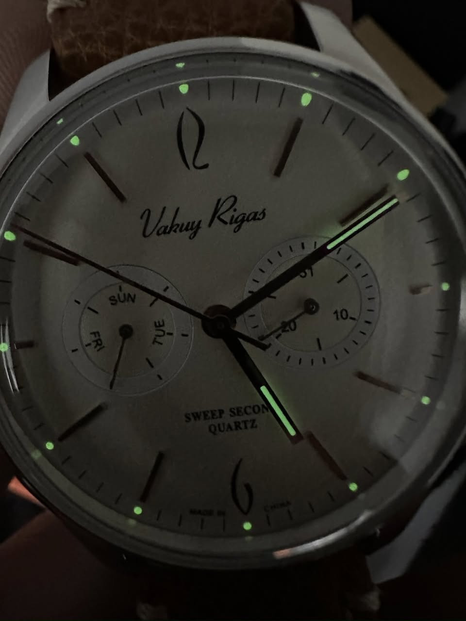 تبدو هذه الساعة من العلامة التجارية Vakuy Rigas، وهي ساعة كوارتز تجمع بين التصميم الكلاسيكي والميزات العصرية. تتميز الساعة بمينا (وجه) بلون عاجي أنيق مع مينا فرعية لعرض اليوم والتاريخ. 
Yahoo!フリマ
Yahoo!フリマ
 +1
المواصفات الرئيسية
المحرك (Movement): تعمل بمحرك Seiko VH64 من نوع "Sweep Second"،  ياباني والذي يتميز بحركة عقرب الثواني الانسيابية الشبيهة بالساعات الميكانيكية بدلاً من الحركة المتقطعة التقليدية لساعات الكوارتز.
الهيكل: يبلغ قطر علبة الساعة حوالي 40 ملم وسماكتها 10 ملم.
الحزام: تأتي بحزام جلدي باللون الجملي  (Camel) مع خياطة بارزة.
ميزات إضافية: مزودة بزجاج مقبب (Bubble Mirror) وعقارب مضيئة في الظلام (Luminous).


**إذا كنت صاحب هذا الإعلان وتريد حذفه لأي سبب، رجاءا أرسل رسالة إلى الدعم الفني**