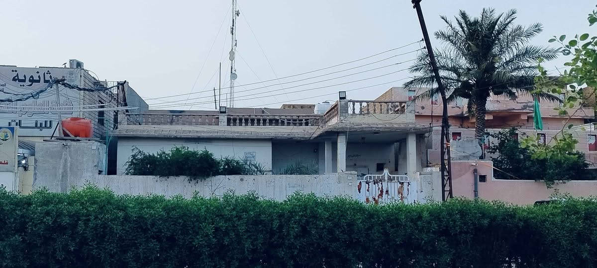 للبيع بيت حي الجمعيات
📍 الموقع: حي الجمعيات – مقابل جامع الحاج عبد الجليل إبراهيم

▪️ مساحة الواجهة: 15 متر
▪️ النزال: 25 متر
▪️ موقع هادئ ومناسب للسكن العائلي
▪️ كما يعتبر فرصة ممتازة للمشاريع والاستثمار التجاري

يحتوي الطابق الأول على غرفتين وهول  وديوانية واستقبال كبير مع حمّام وملحق ومطبخ حار وبارد، إضافة إلى كراج يتسع لسيارتين مع حديقة كبيرة، 
حيث تبلغ المساحة 400 م² إلا 25 م.

كما يحتوي على طابق ثانٍ يضم غرفتين ومجموعة صحية
.

📍 مقابل مساحات خضراء 

💰 السعر مناسب ومشجّع جداً مقارنة بالموقع والمساحة، وفرصة لا تُعوّض للراغبين بالسكن أو الاستثمار.

📞 للاستفسار والمشاهدة:
‭٠٧٨٠ ٤٢٨ ٢٥٣٣‬
‭٠٧٧٢ ٣٦٥ ٣٩٩٣ Singapore
