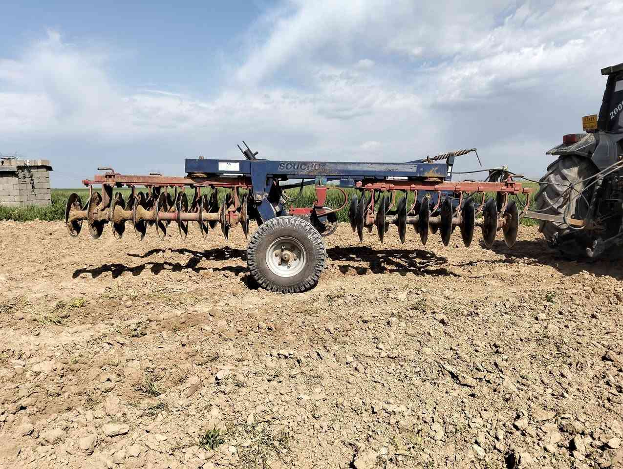 سلاوی خواتان لێبێت . ئەم تراکتۆرە  و جەکسێری فەرنسی بۆ فرۆشتن بۆ نرخی و زانیاری زیاتر ژمارەی خاونکەی*********** یان ***********
