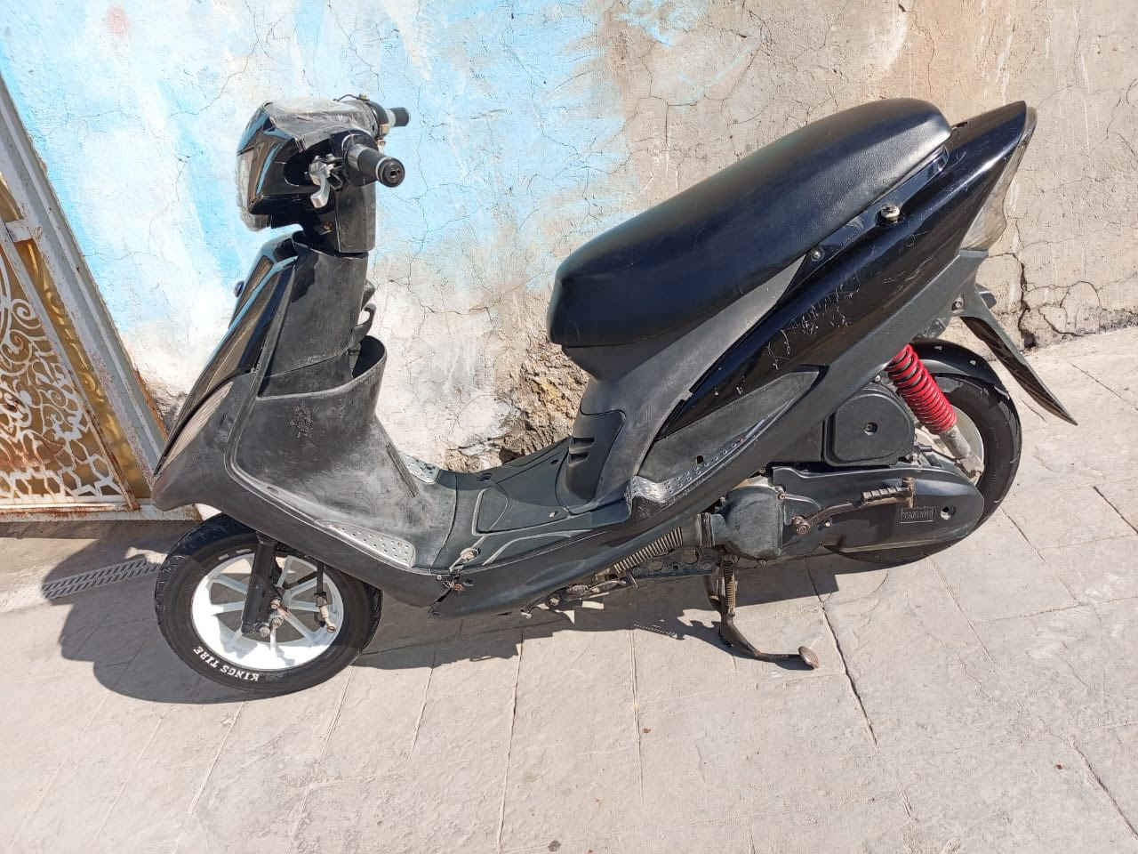 السلام عليكم دراجه ماكس للبيع بوشه 49  مجفت مرا وحده الماطور كامل مكمل دراجه خير من الله نقص بس البريك الكدام السعر 550 للاستفسار اتصل ***********
