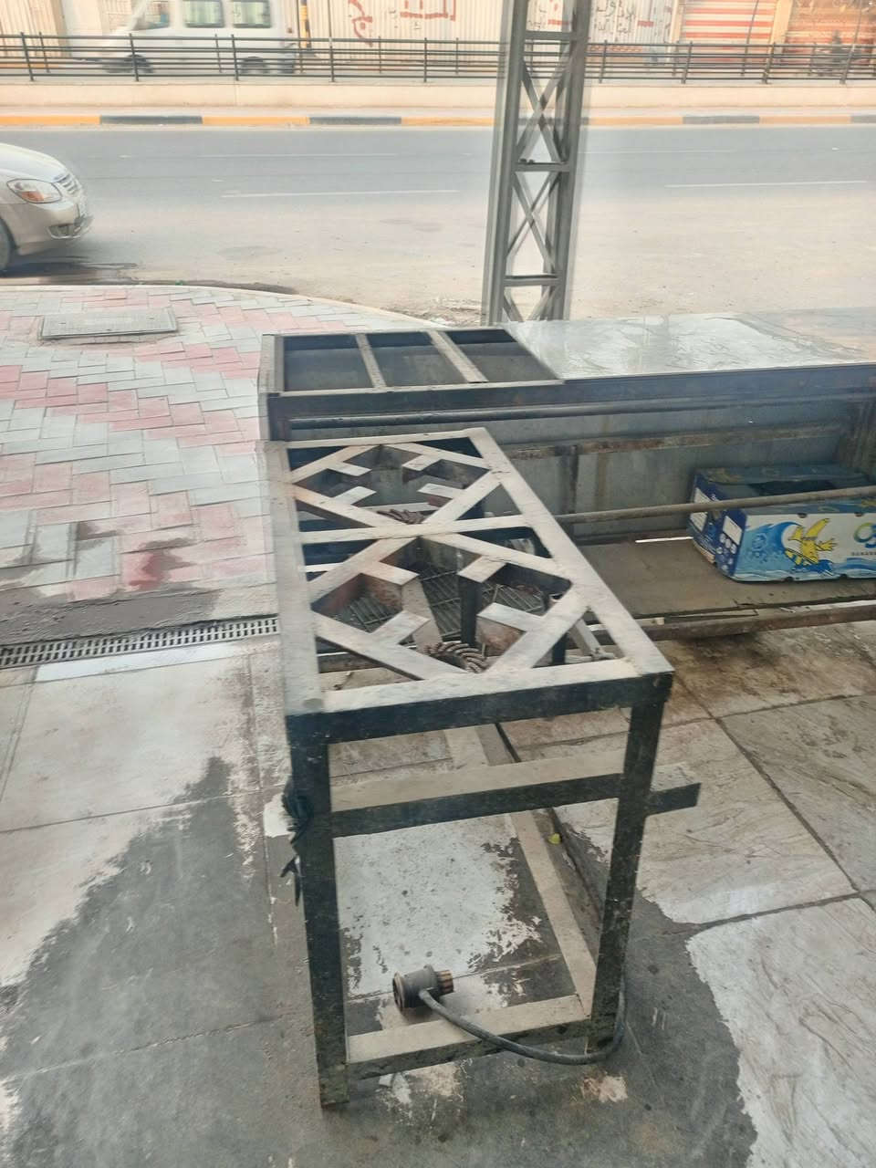 مطعم للبيع الي يريده كامل هوه وأغراضه والي يريد بس غراضه شلعه التواصل على هاذا الرقم ***********
