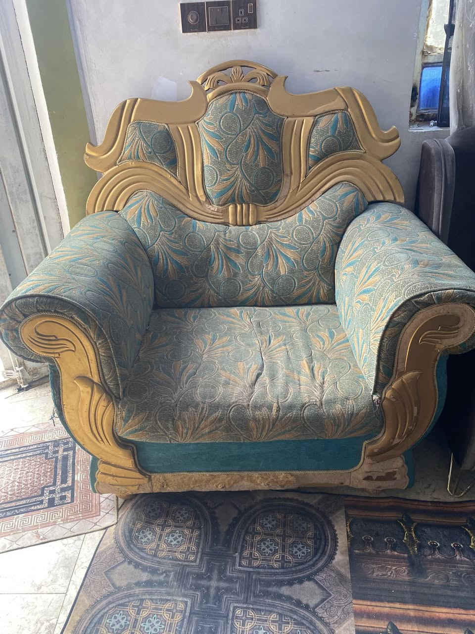 تخم مستخدم نضيف للبيع عشر مقاعد خمس قطع 
*********** للاستفسار اتصال فقط
