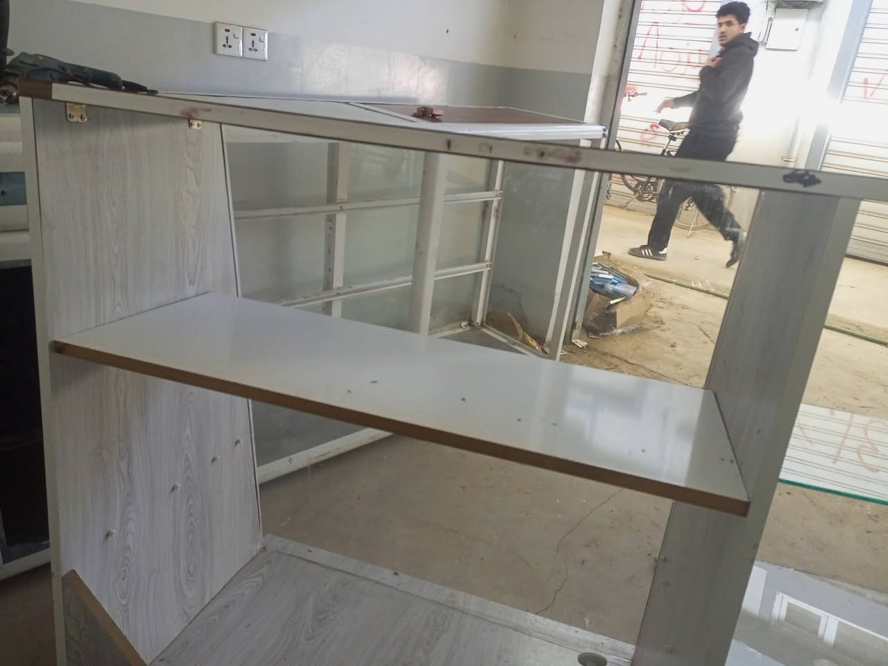 السلام عليكم
ميز لكلشي يرهم مرتب ونضيف حيل
رفوف جام سعر 70 وبي مجال 
رقم ***********
وتحياتي للجميع
