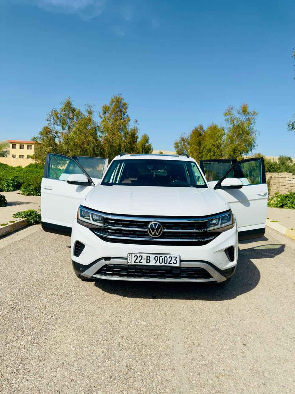 🚗 Volkswagen Atlas 2022 SE Technology
فولكس واگن أطلس موديل 2022
بدون صبغ – بحالة ممتازة جداً

📊 المواصفات العامة:
 • الممشى: 35 ألف ميل
 • المحرك: 6 سلندر 3.6 لتر
 • ناقل الحركة: أوتوماتيك 8 سرعات
 • نظام الدفع: 4Motion (دفع رباعي)

🛋️ الداخلية:
 • مقاعد جلد بلون بني عسلي فاتح فاخر
 • كشنات كهرباء + تدفئة مقاعد
 • 7 ركاب
 • تبريد ثلاثي (3 Zones)
 • شحن لاسلكي
 • عدادات ديجتال

📱 التكنولوجيا والترفيه:
 • شاشة معلومات كبيرة
‏ • Apple CarPlay + Android Auto
 • تحكم صوتي
 • تحكم بالشاشة عن بعد

🚦 أنظمة الأمان والمساعدة:
 • نظام قيادة ذكي
 • تثبيت سرعة
 • تحديد مسار تفاعلي
 • نقاط عمياء
 • حساسات 360 درجة
 • التعرف على إشارات المرور

💡 الإضاءة:
 • IQ LED
‎ • لايت ذكي مع الستيرن
‎ • إنارات ترحيبية

⚙️ مميزات إضافية:
 • 6 وضعيات قيادة
 • تشغيل عن بعد
 • تشغيل ذكي + دخول ذكي
‏ • Auto Hold
‏ • Auto Start/Stop
 • هاند بريك كهربائي

📌 ملاحظات:
 • شرط التحويل

📞 للتواصل:
‏(    ‭0750 378 1182‬. )
