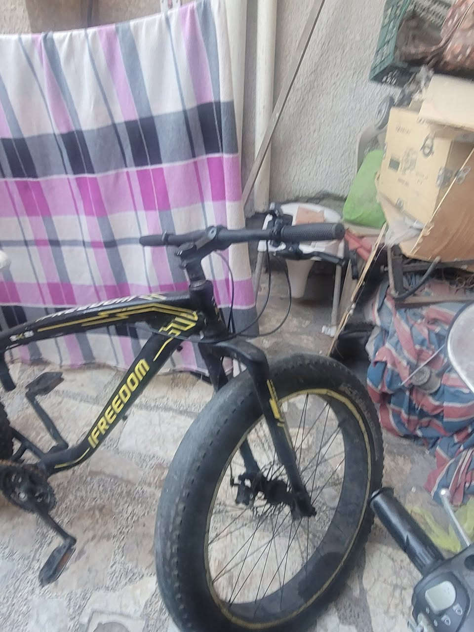 سلام عليكم بيسكل همر حجم ٢٦ لو ٢٨ معرف بيهن كدام العين للبيع عنوان بغداد الجديده ***********
