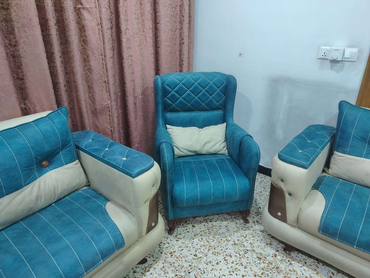 السلام عليكم من رخصة صاحب الكروب المحترم عندي تخم قنفات جديد غير مستعمل عدد 10 مقاعد تخم عراقي وتر برو العنوان بغداد الدورة نهاية شارع 60 السعر ٦٠٠ الف وبيه مجال بسيط للاتصال *********** سيد سعد
