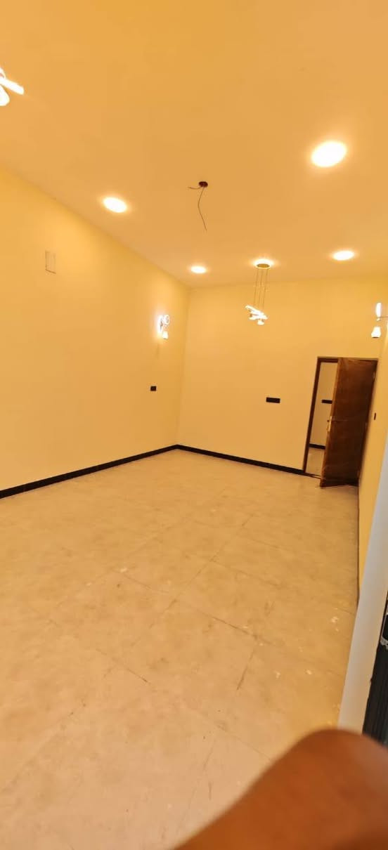 ***********تحية طيبة يوجد لدينا بيت مساحة 160مترفي ابو خصيب شارع لكطة مقابل شارع بهادريه يبعد عن شارع سايدين 300متر طابو زراعي بسم عراقي يحتوي على 2غرف نوم و صاله و مطبخ و صحيات و ستقبال و كراج سعر 150قابل لتفاوض الاستفسار ***********
