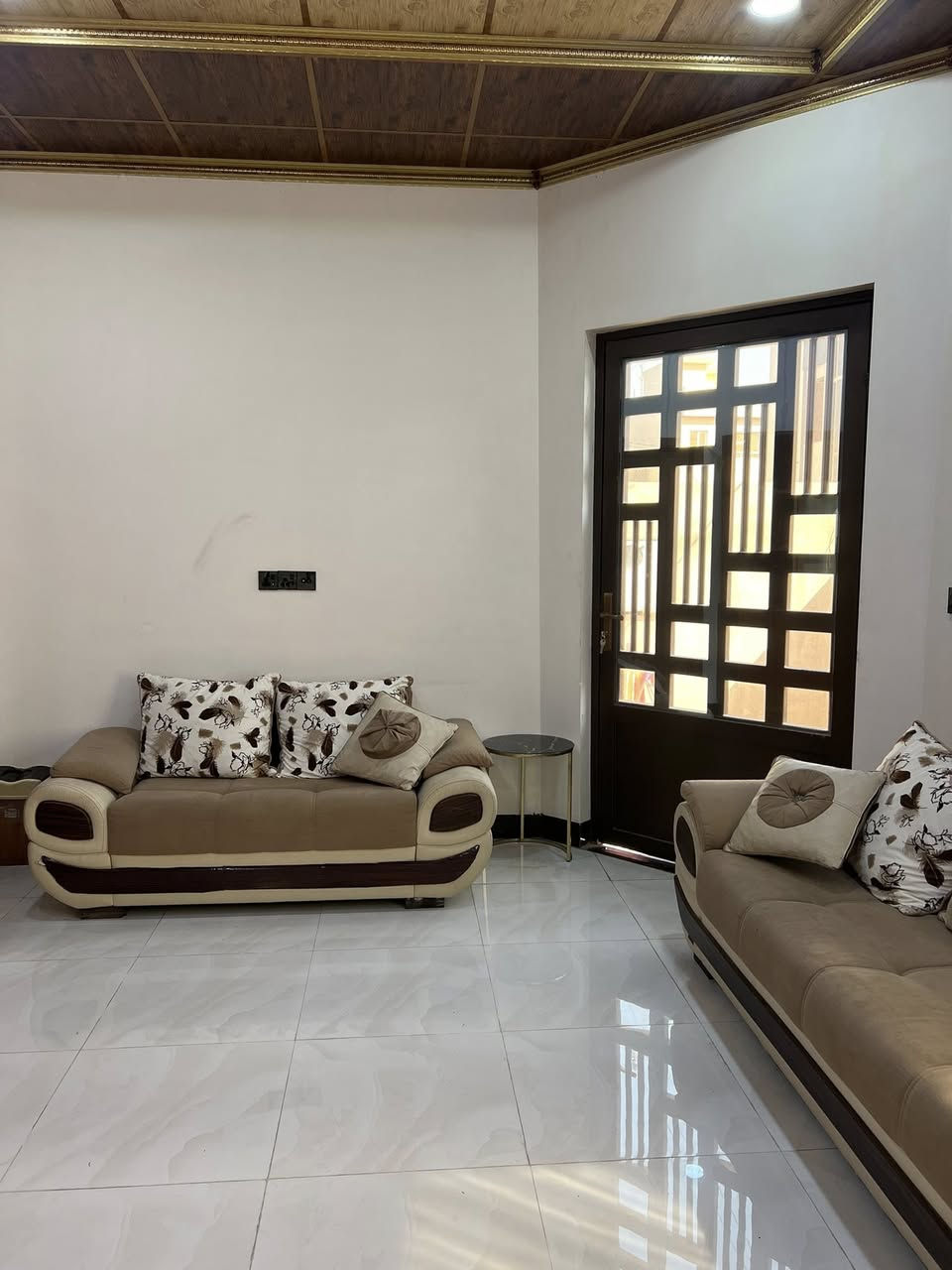 #للبيع
بيت في حي المزارع الثانية خلف مول تيم مارت  

المساحة 200 متر طابقين  

الطابق الاول غرفتين وصاله واستقبال ومطبخ حار + بارد بالاضافه الى 3 مناور البيت شروق قبلة

الطابق الثاني اربع غرف نوم وصالة وصحيات كامل بس ناقص لبخ وكاشي كامل سيراميك وتاسيس كهرب ومجاري  

للاستفسار الاتصال على الرقم 

***********
