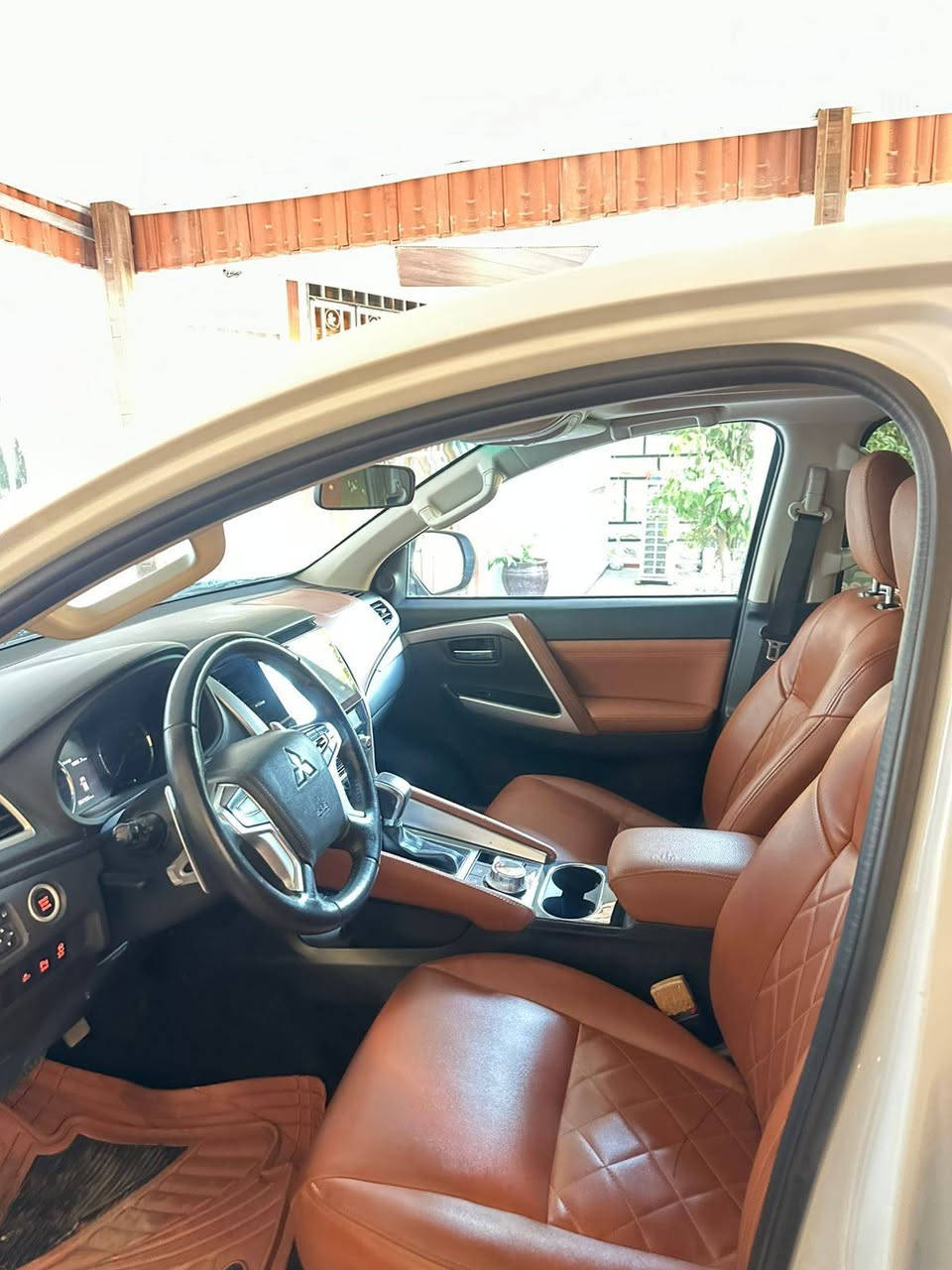 بايجيرو ٢٠٢٠  اربيل تريد وكاله تريد تحويل فوول للاخير كفاله ما عدى بارد بقبق الباب الخلفي شويه ماشيه ٥٠ السعر ٢٢٠ وبيها مجال بسيط ***********
