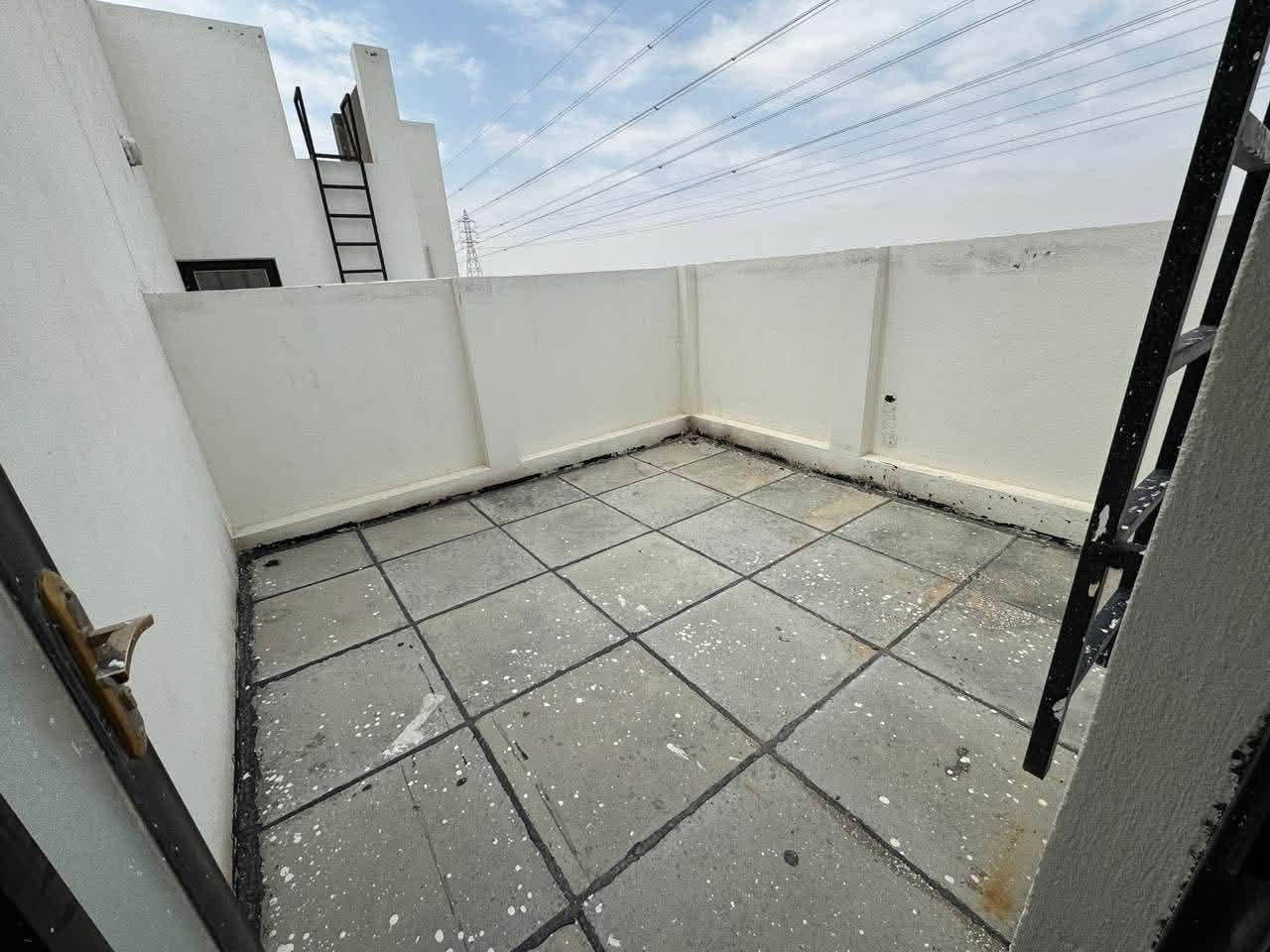 🏡 بيت للبيع في مجمع النخيل – موقع مميز واستثماري

📍 الموقع: مجمع النخيل

✨ مواصفات العقار:
▪️ مساحة البيت: 150 م²
▪️ الأبعاد: 12.5 × 12.5 متر
▪️ طابقان
▪️ 3 غرف نوم: غرفة في الطابق الأرضي وغرفتين في الطابق العلوي
▪️ غرفة سويت
▪️ ثلاث حمامات
▪️ حديقة داخلية
▪️ شارع أمامي 20 متر تجاري
▪️ شارع خلفي بعرض 15 متر

📅 موعد التسليم:
يُسلَّم البيت من قبل الشركة نهاية عام 2026.

✅ مناسب للسكن العائلي
✅ مناسب للاستثمار
✅ موقع تجاري مميز
✅ شوارع واسعة من الأمام والخلف

💰 السعر عند الاتصال
🤝 توجد إمكانية للتفاوض مع المشتري الجاد.

📞 للاستفسار والتفاصيل:
[***********]
