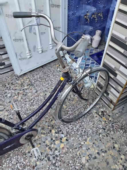 سلام عليكم بايسكل بناتي يابان نظيف وشغال كامل حجم ٢٦ السعر ٧٥ الف بي مجال لشراي قليل لاستفسار خاص موجود أو ***********
