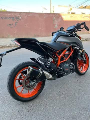 (سلام عليكم داجه ktm 390  douk  بحاله الوكاله ماشيه ٣٣٢٥ مكفوله كفاله عامه  شلعه معدل بطناش نظام ABS سكليتر كهرباء شاشه اوتو   لايت نظام لد اشاير نظام لد  تحكمات بل ستيرن سعر ٣ملين و٢٥٠ الف وبها مجال رقم الهاتف ***********  واني بل خدمه
