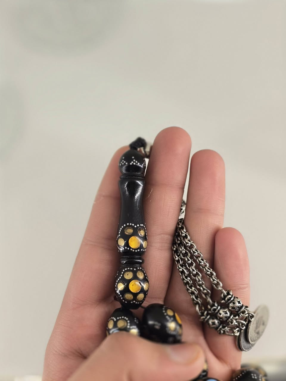 السلام عليكم اخوان نارجين طبيعي قديم جداً 33خرزة كركوشة فضه عيار نازل وزن القطعه 162مع الكركوشه محمل شيوخ جداً خشنه يوجد توصيل لجميع المحافظات السعر 120الف للطلب الرقم ***********واتساب
