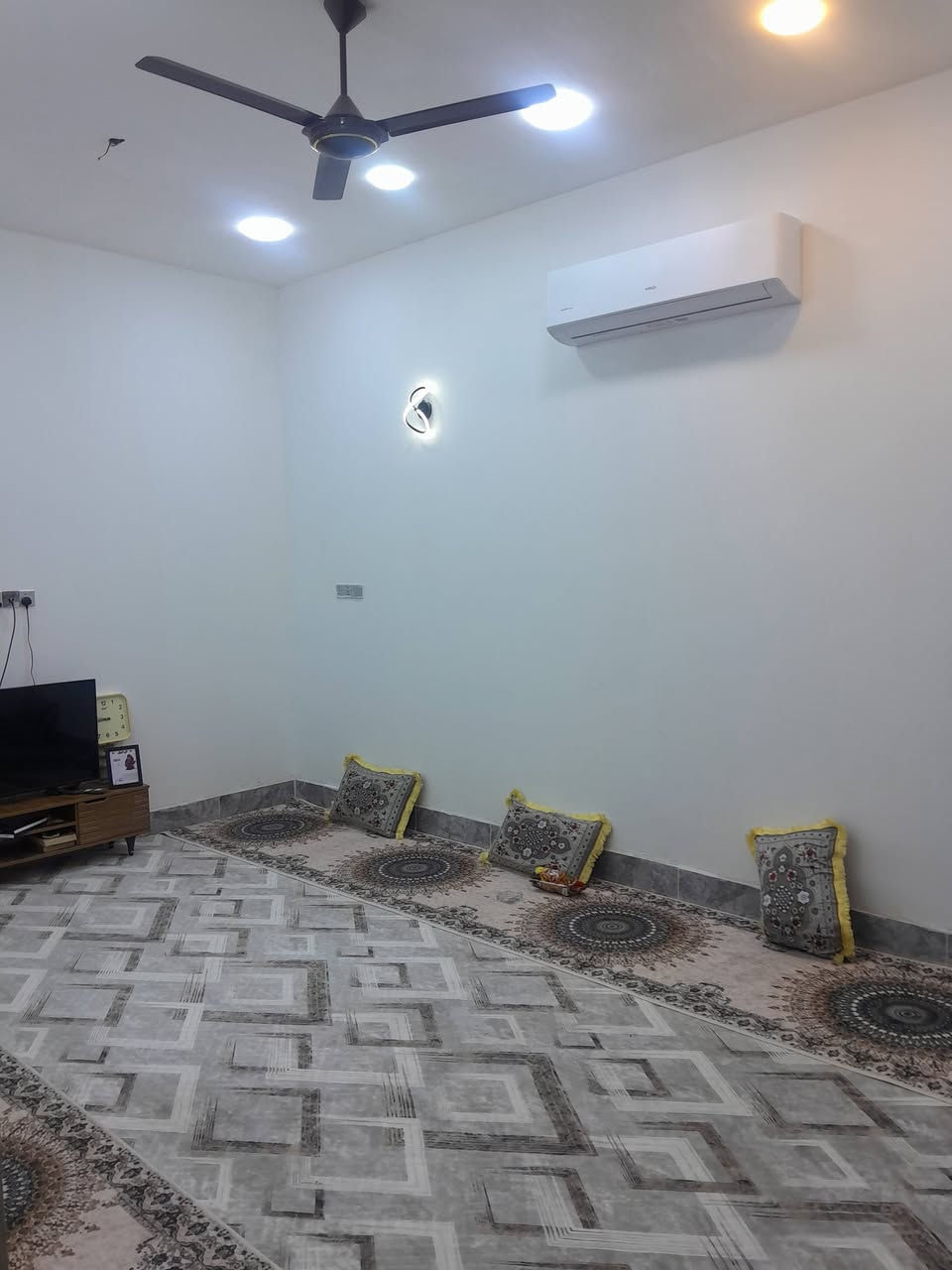 السلام عليكم دار للبيع بدايه الحقل الخامس رقم قطعه الدار 5494 بشارع المدرسه المساحه 250متر بناء حديث تفاصيل البيت يتكون من ثلاث غرف نوم كبيره وصاله كبيره وديوانيه وصحيات خارجيه وداخليه كراج سياره البيت بناء حديث الرقم للاتصال ***********
السلام عليكم دار للبيع بدايه الحقل الخامس رقم قطعه الدار 5494 بشارع المدرسه المساحه 250متر بناء حديث تفاصيل البيت يتكون من ثلاث غرف نوم كبيره وصاله كبيره وديوانيه وصحيات خارجيه وداخليه كراج سياره البيت بناء حديث الرقم للاتصال ***********
السعر مناسب
